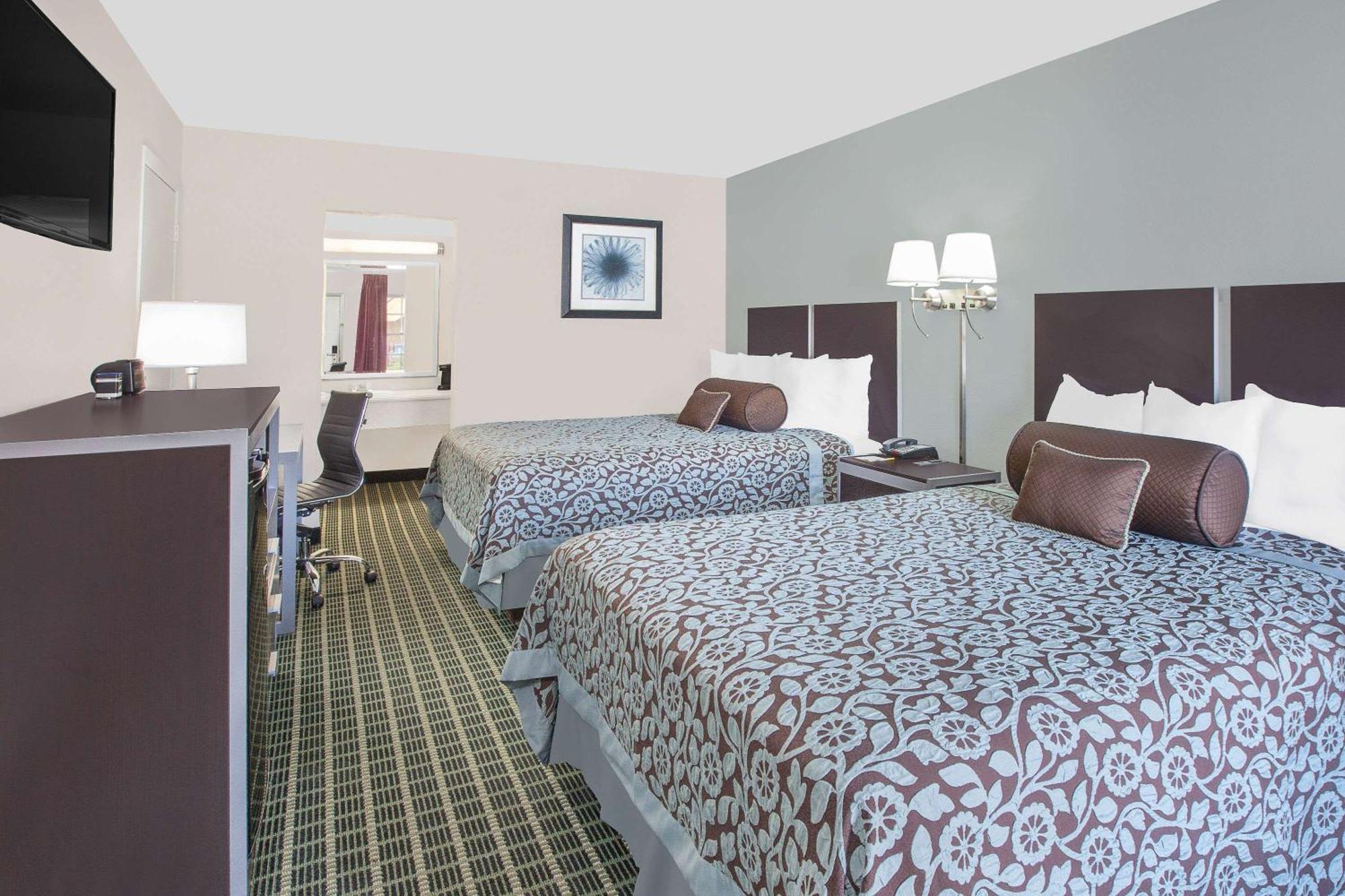 Queen Room Two Queen Beds Non-Smoking,1275554050:JPEG