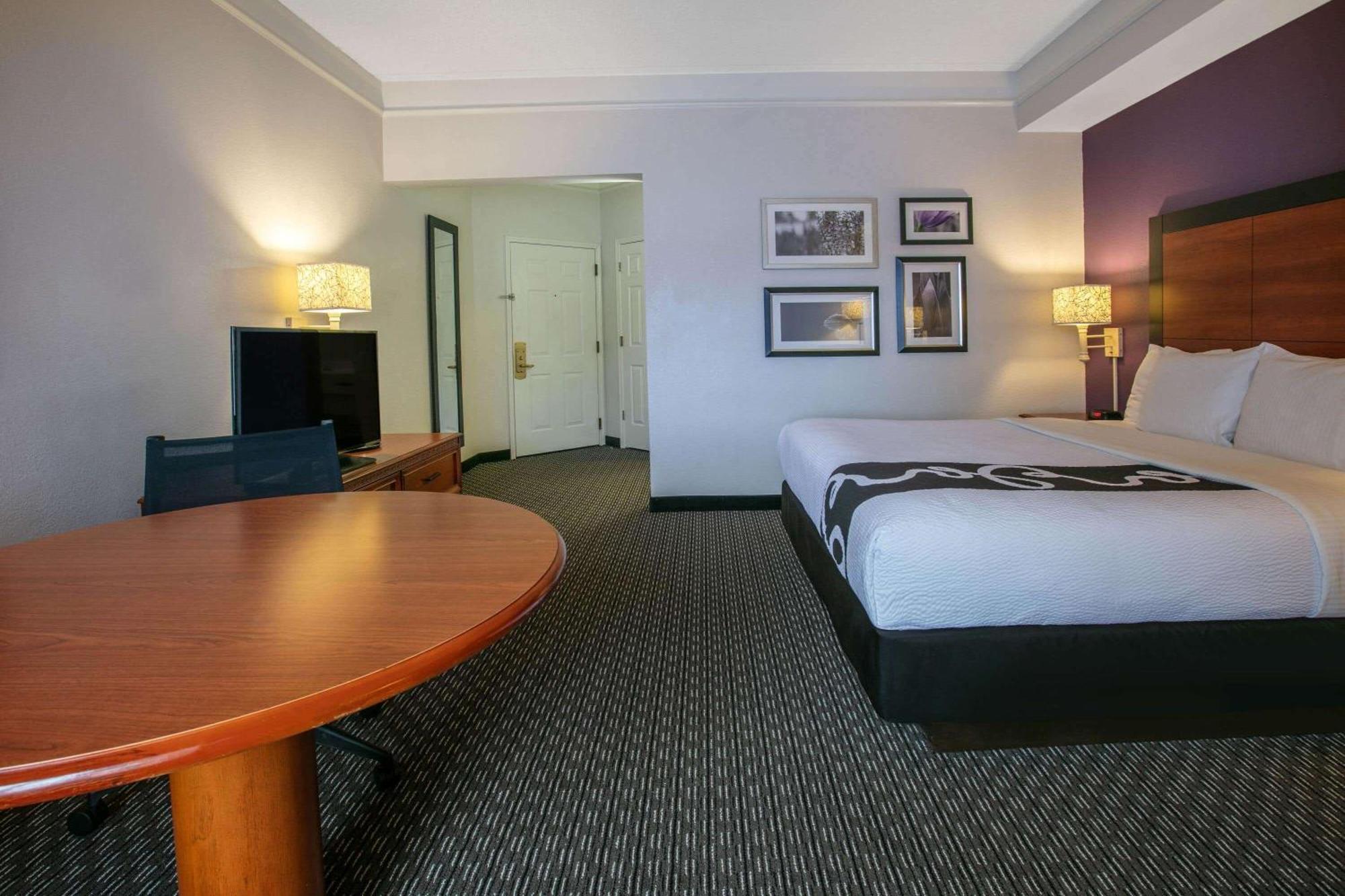Deluxe King Room with Mobility Access and Bathtub with Grab Bars - Non-Smoking,1589368969:JPEG