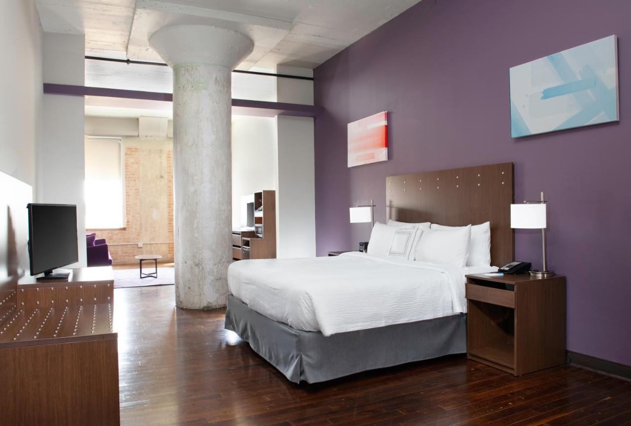 Executive King Suite with Roll-in Shower - Mobility and Hearing Accessible,1632288695:JPEG