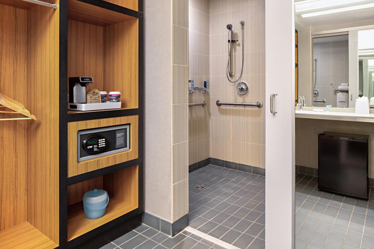 King Room with Roll-in Shower - Mobility Accessible