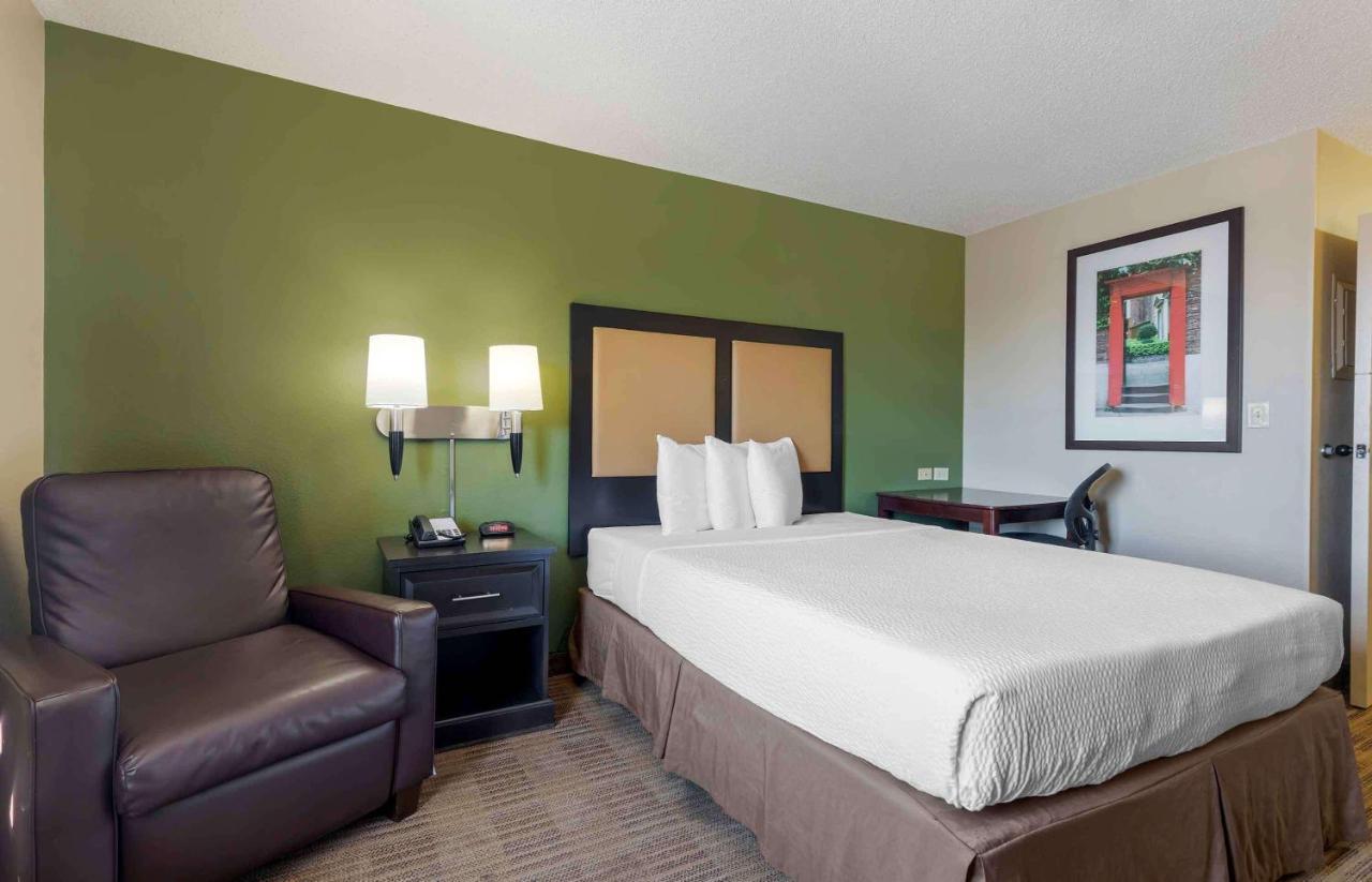 Queen studio 1 Queen Bed Disability Access or Non-Smoking