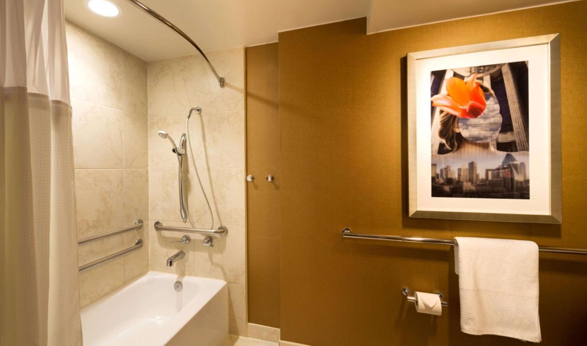 Queen Room with Bath Tub - Mobility Access/Non-Smoking