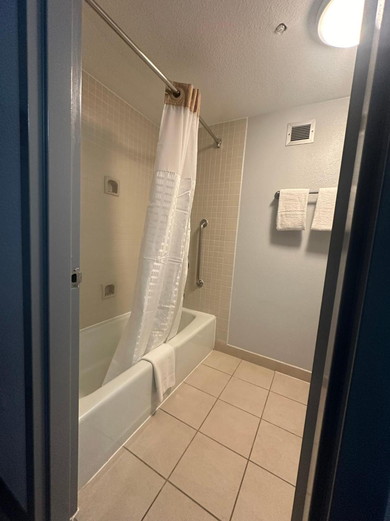 King Room Mobility Access Bathtub Grab Bars Non-Smoking,1563297340:JPEG