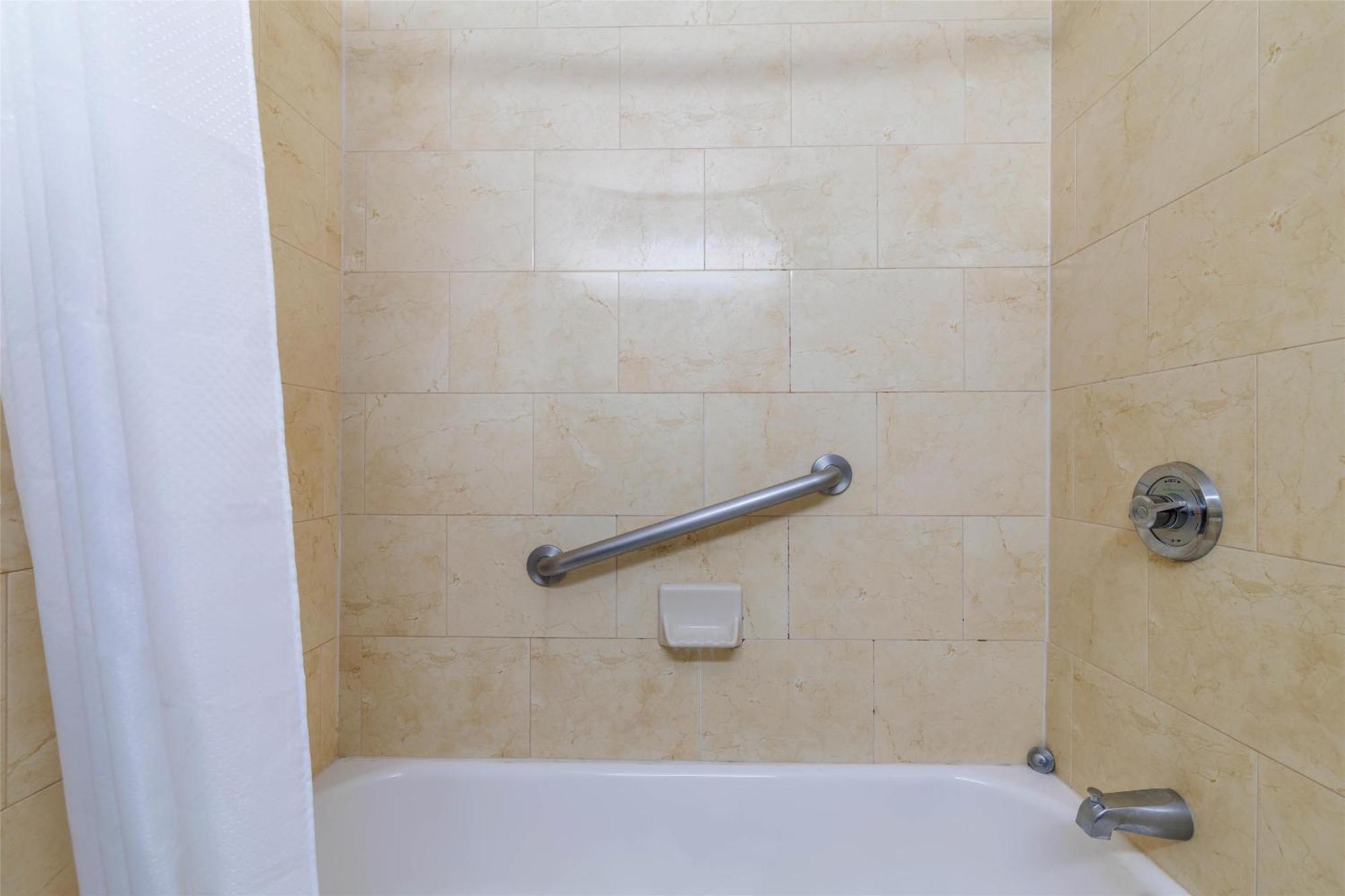 King Room Roll Shower Disability Access smoking,1676758337:JPEG