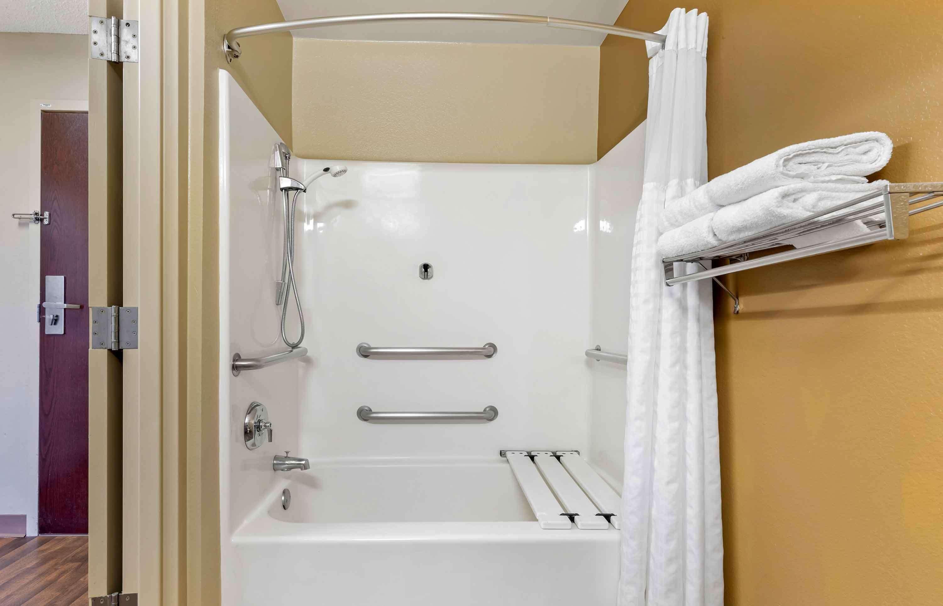 Queen studio 1 Queen Bed Disability Access or Non-Smoking