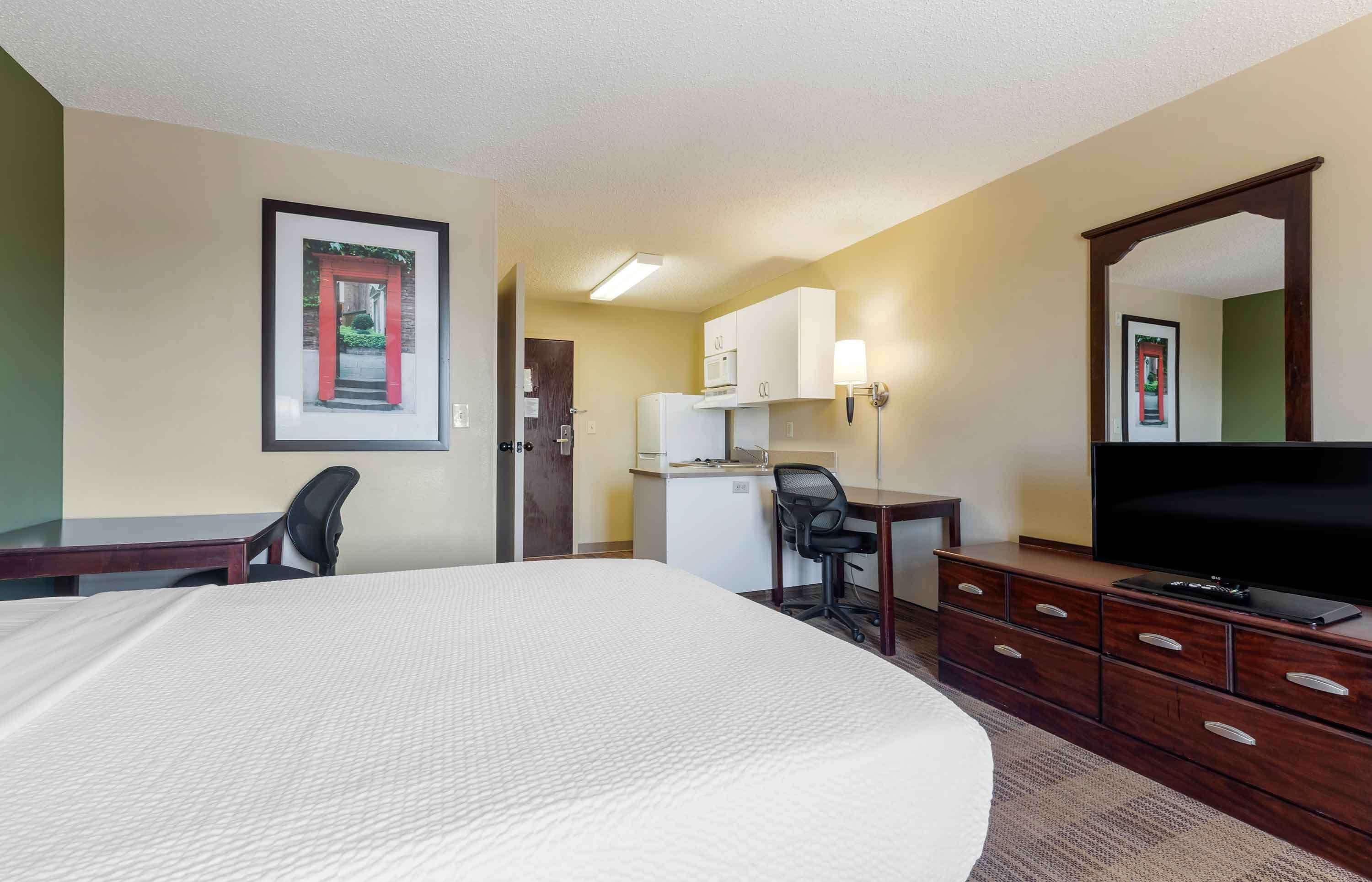 Queen studio 1 Queen Bed Disability Access or Non-Smoking