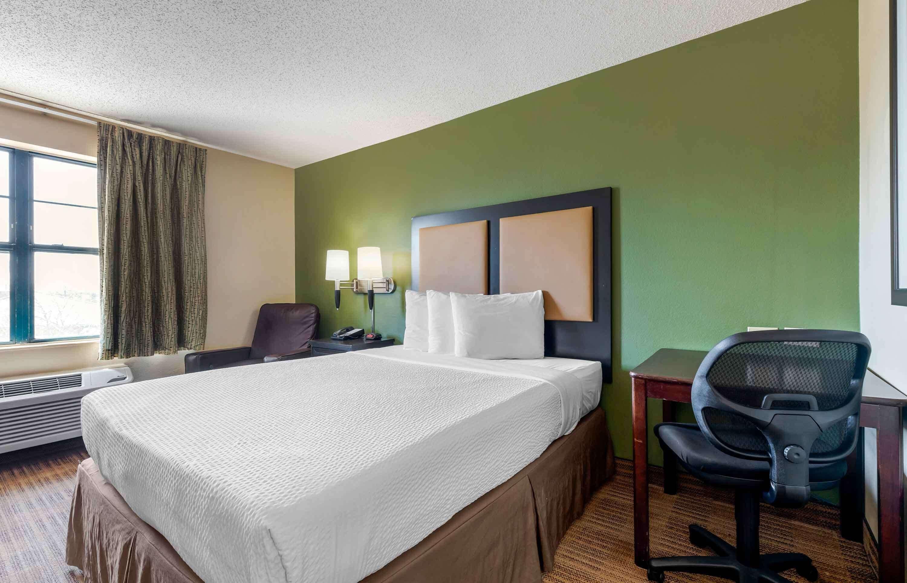 Queen studio 1 Queen Bed Disability Access or Non-Smoking