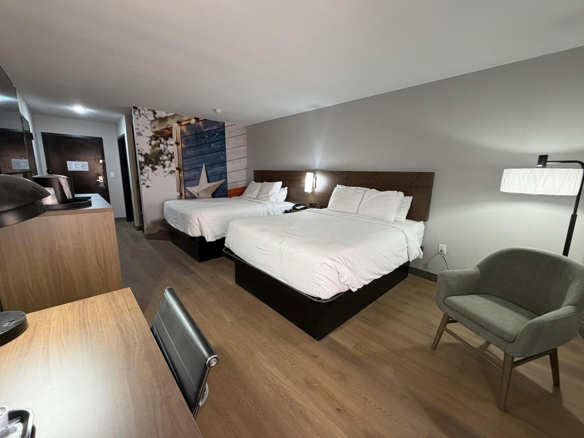 Family Room with Three Queen Beds - Non Smoking