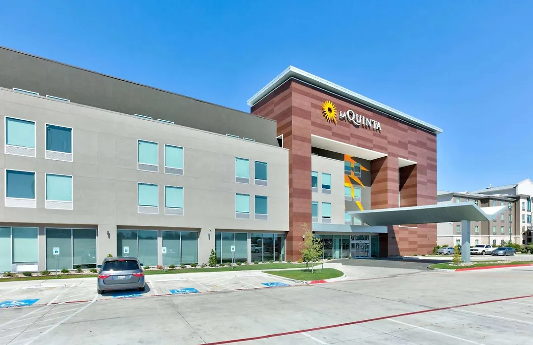 La Quinta Inn & Suites By Wyndham Dallas/Fairpark-1