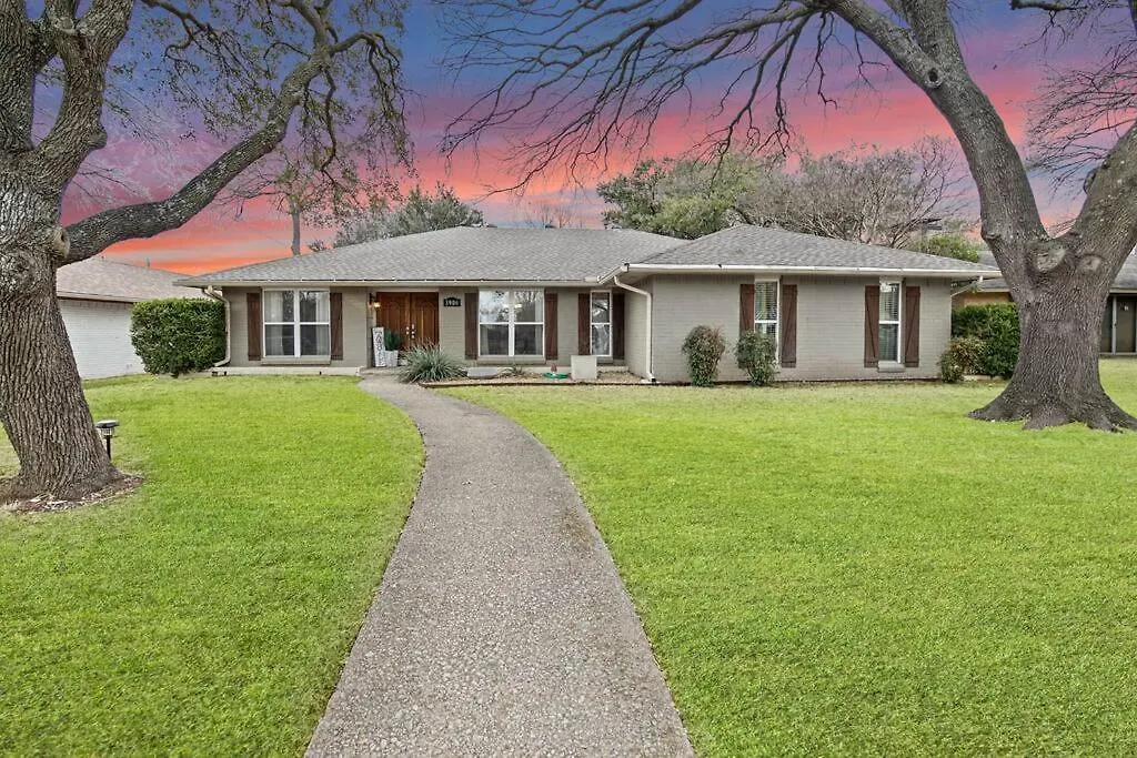 Stay Awhile! Pool Table+ Fire-Pit+ 4 Bedroom+ 2 Baths+ Game-Room!-1