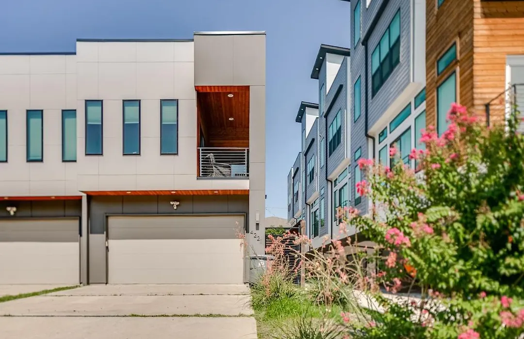 Uptown Modern With Private Patio & 1Gbps Wi-Fi-1