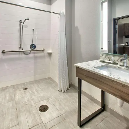 La Quinta Inn & Suites By Wyndham Dallas/Fairpark-2