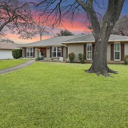 Stay Awhile! Pool Table+ Fire-Pit+ 4 Bedroom+ 2 Baths+ Game-Room!-2