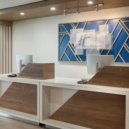 Holiday Inn Express Dallas Market Center By Ihg-3