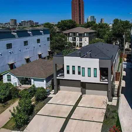 Uptown Modern With Private Patio & 1Gbps Wi-Fi-3