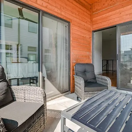 Uptown Modern With Private Patio & 1Gbps Wi-Fi-2